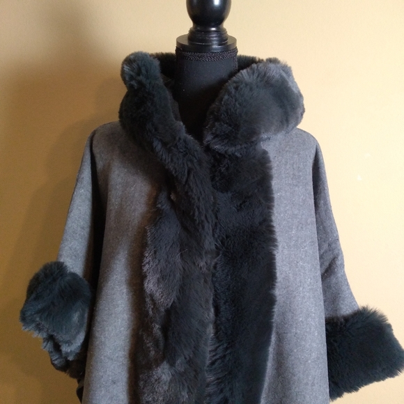 Women's Grey Faux Fur Trimmed Hooded Poncho Cape- OS NWT - Picture 2 of 9